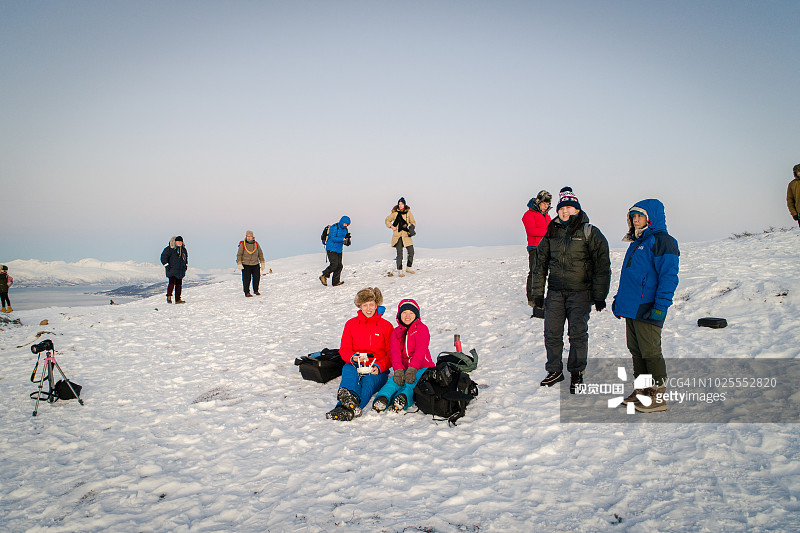 挪威特罗姆瑟斯托尔斯泰宁雪山游客图片素材