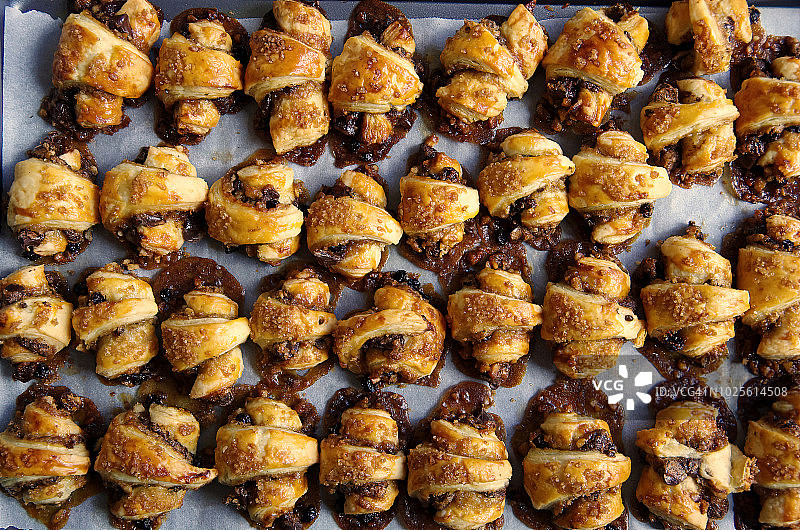 新鲜出炉的自制巧克力曲奇、果酱和葡萄干小酥饼图片素材