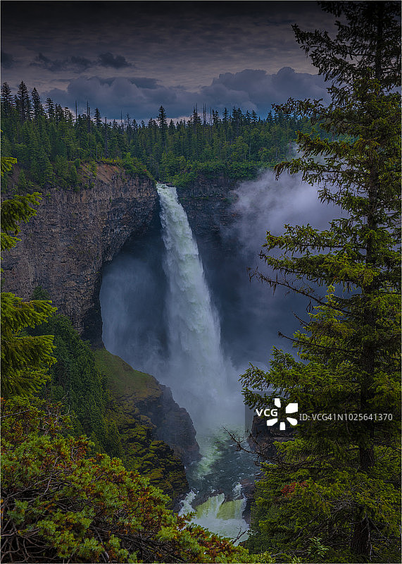加拿大不列颠哥伦比亚省韦尔斯格雷省立公园的赫尔姆肯瀑布图片素材