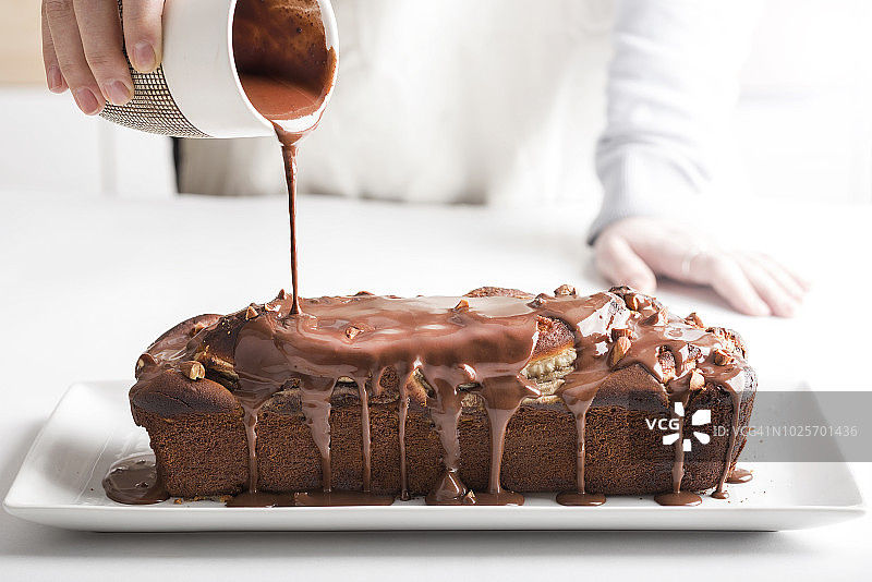 巧克力蛋糕——融化的巧克力倾泻而下图片素材