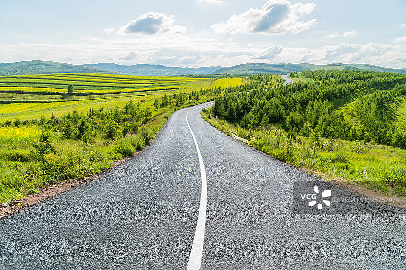 通往远方的开阔道路照片图片素材