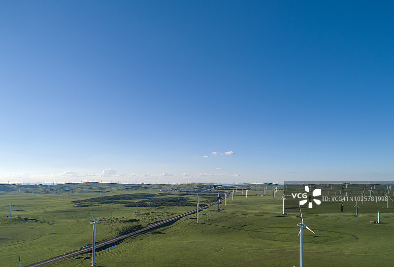 辉腾锡勒草原上的风力涡轮机图片素材