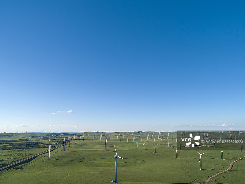 辉腾锡勒草原上的风力涡轮机图片素材