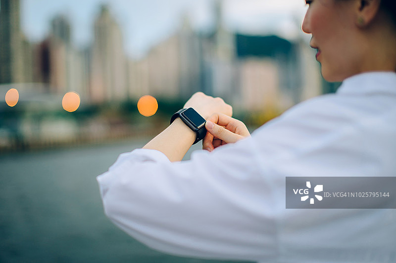 市中心女商人查看智能手表特写图片素材