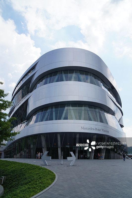 前往梅赛德斯-奔驰博物馆之路，德国斯图加特图片素材
