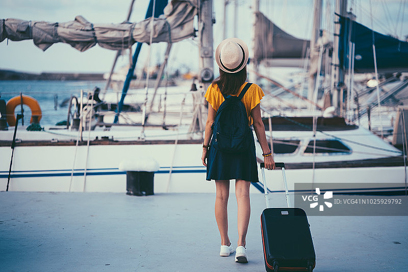 在码头准备扬帆起航的女人图片素材