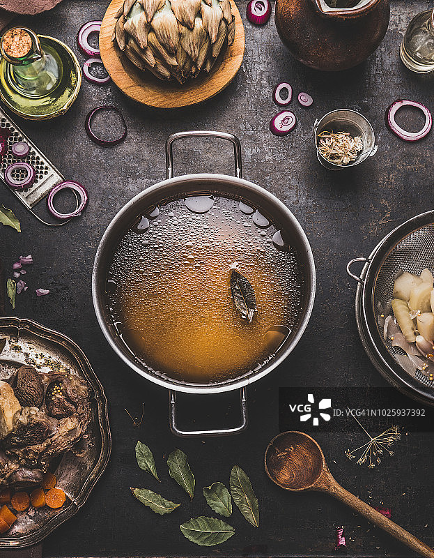 清澈的牛骨高汤图片素材