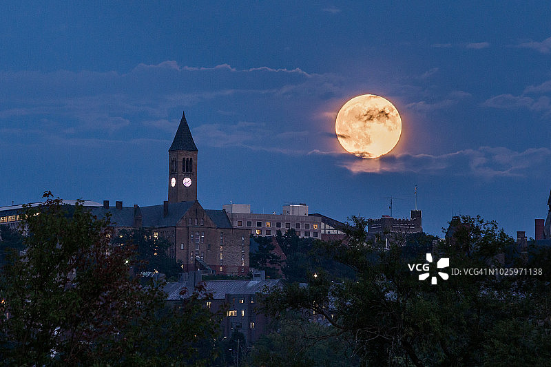 康奈尔大学上空的鲟鱼月图片素材
