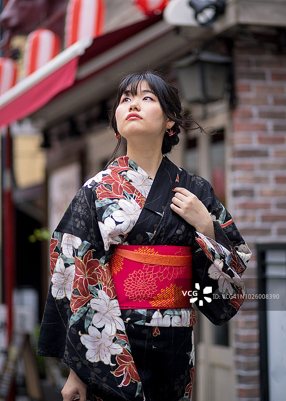 身穿浴衣仰望天空的年轻女子图片素材