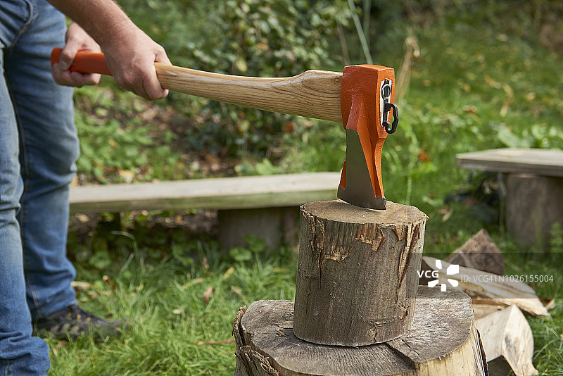 分解木头的斧头步骤图片素材