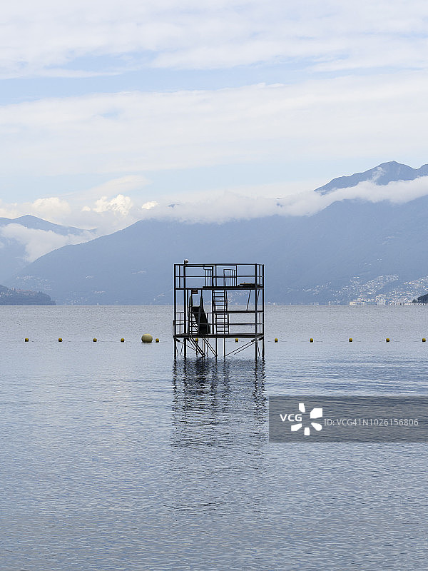 瑞士马焦雷湖的空跳水台图片素材