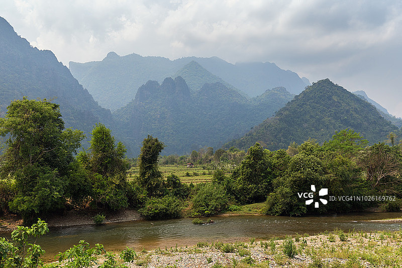 老挝万荣南松河喀斯特山地风光图片素材