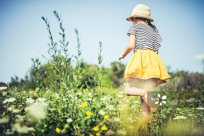 在开满野花的田野里玩耍图片素材