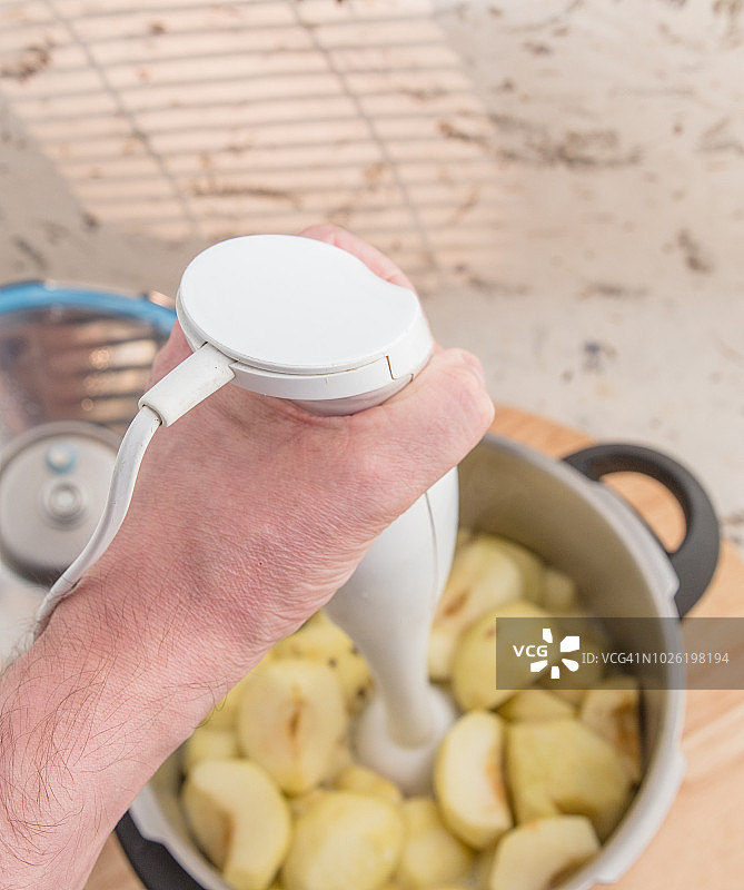 用手持搅拌机制作苹果酱图片素材
