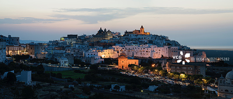 黄昏下的意大利奥斯图尼图片素材