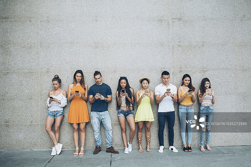 朋友靠在墙上社交图片素材