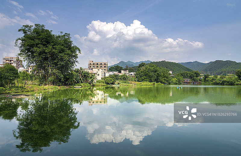 蓝天白云下的山水风光图片素材
