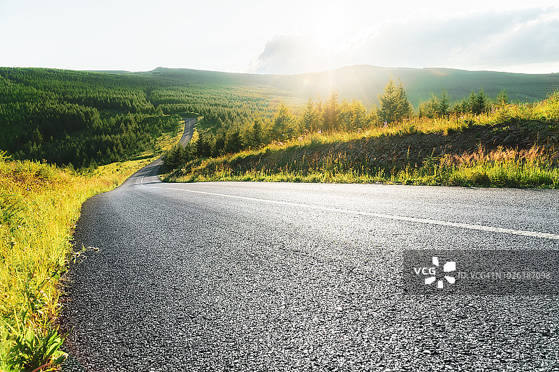 通往远方的漫长开放道路图片素材