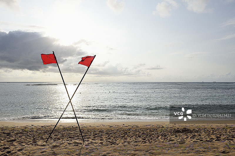 海滩禁止游泳警告旗帜图片素材