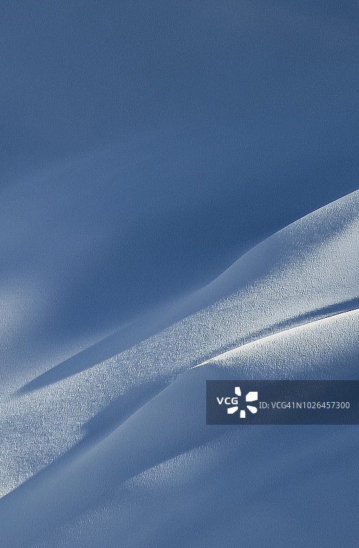 雪地上的阴影和阳光，加拿大不列颠哥伦比亚省惠斯勒图片素材