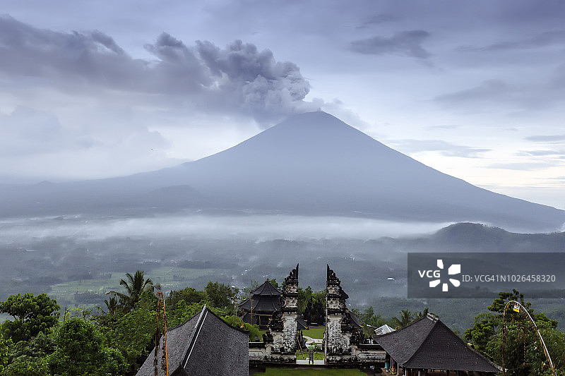 印度尼西亚巴厘岛阿贡火山和伦普扬寺图片素材