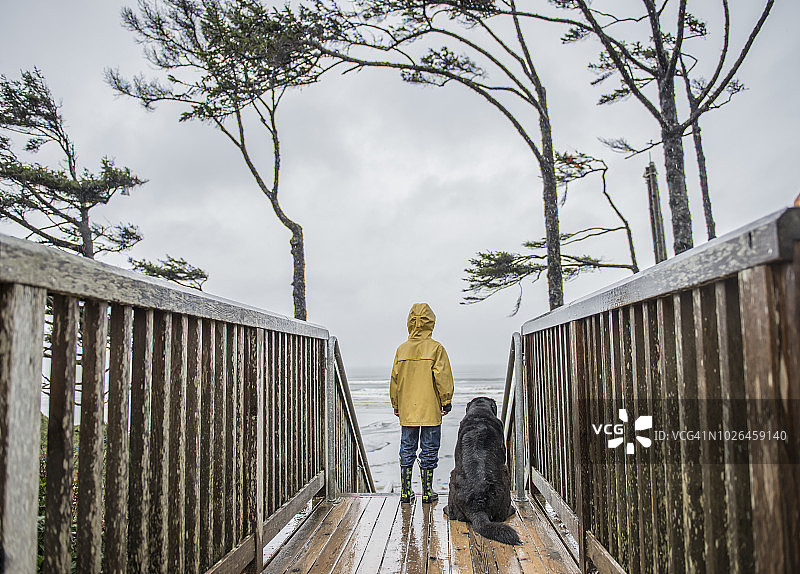 男孩和狗在华盛顿州奥林匹克国家公园看海景图片素材