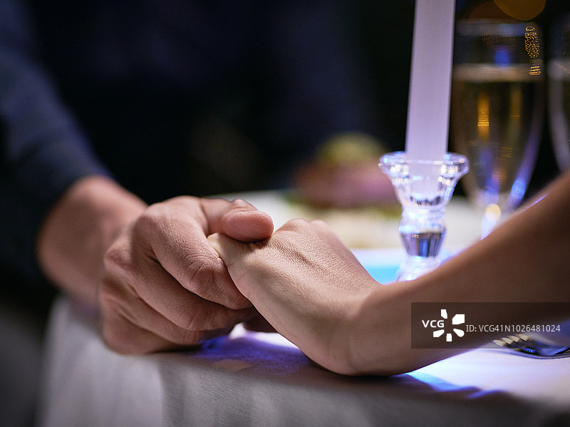 他们比以往任何时候都亲密图片素材