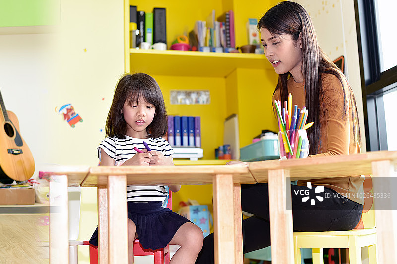 国际学校里师生在学习中互动，教师、教育、儿童与小学概念图片素材