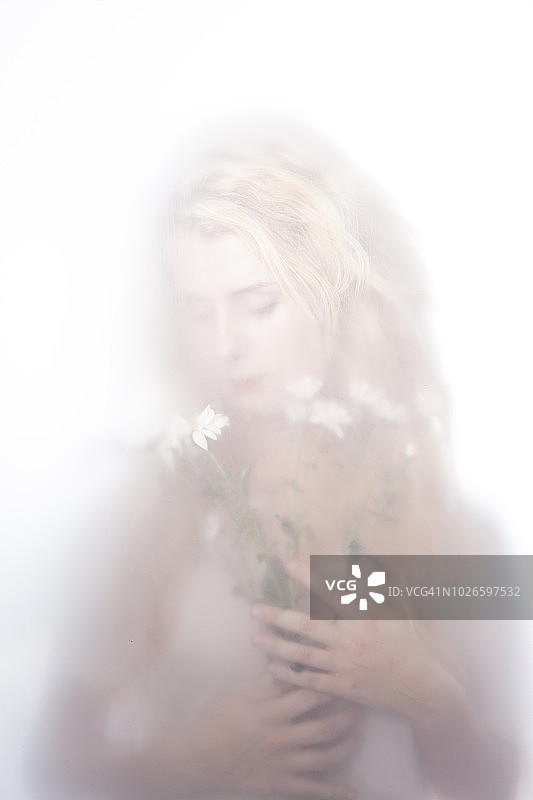 手持白色花枝的妇女肖像图片素材