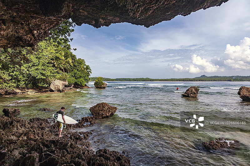菲律宾东萨马的冲浪者图片素材
