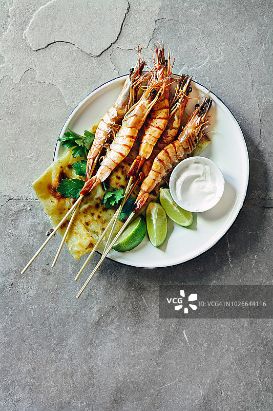 印度烤虾串配酸橙酸奶酱和印度 रोटी图片素材