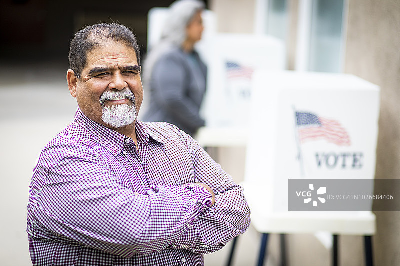 年长的墨西哥男人在投票图片素材
