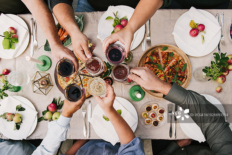 朋友们一起享用晚餐，举杯庆祝图片素材
