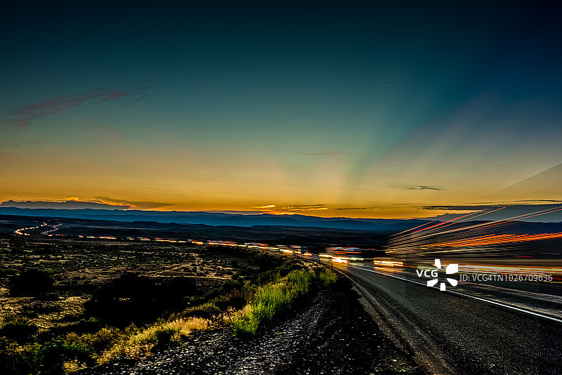 四车道高速公路上的长途半挂卡车和其他车辆长曝光图片素材