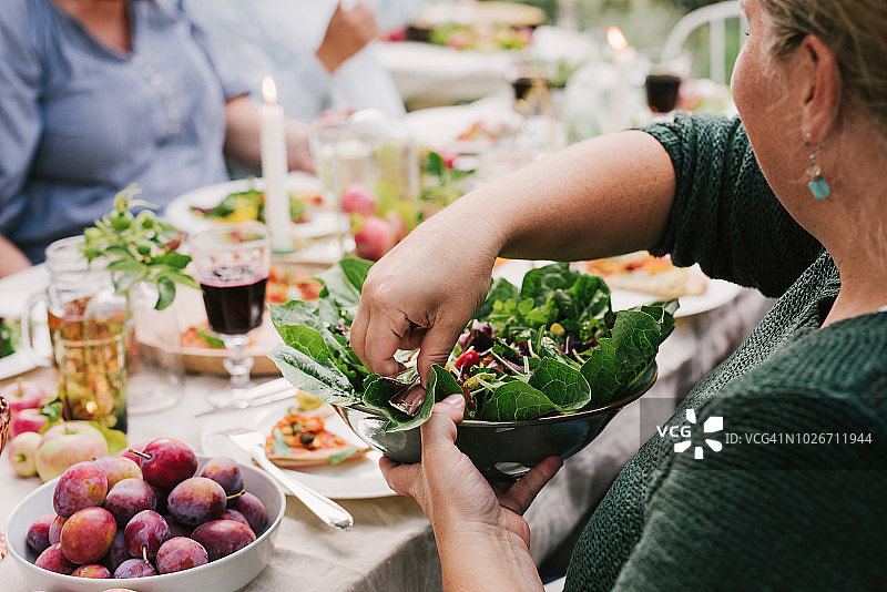 朋友们在温室丰收派对上共进晚餐图片素材