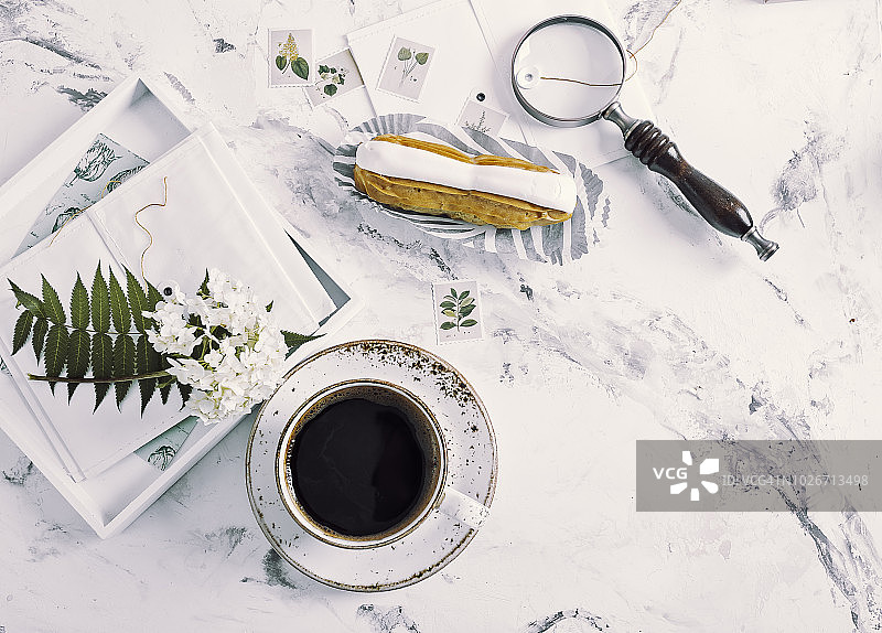 大理石桌面俯视图，含咖啡杯和书图片素材