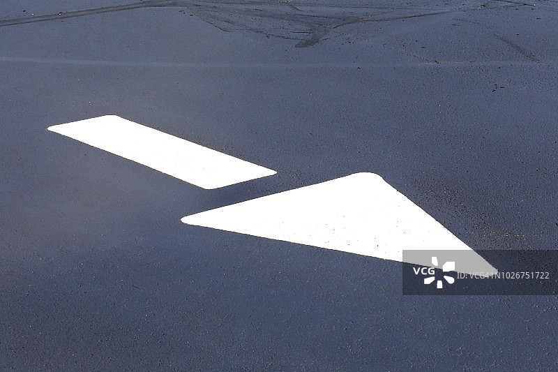 沥青路面上彩绘的指示箭头图片素材