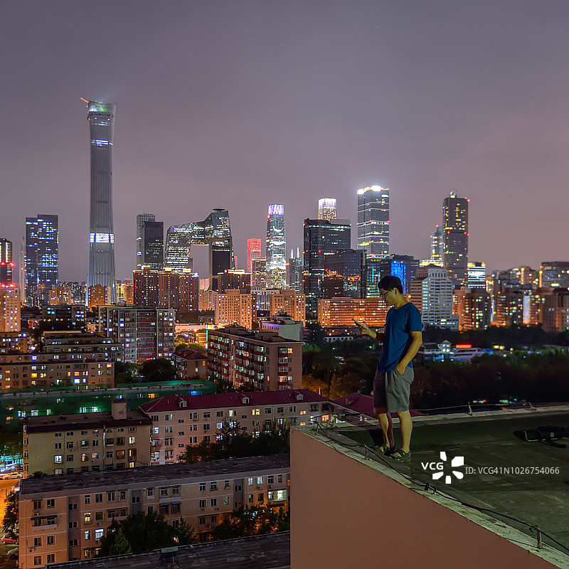 在市中心使用手机的亚洲男人图片素材