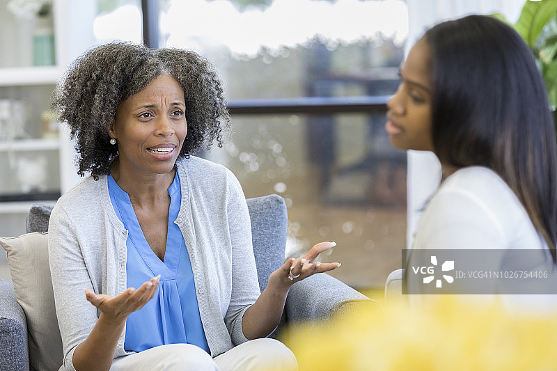 中年妈妈恳求十几岁女儿图片素材