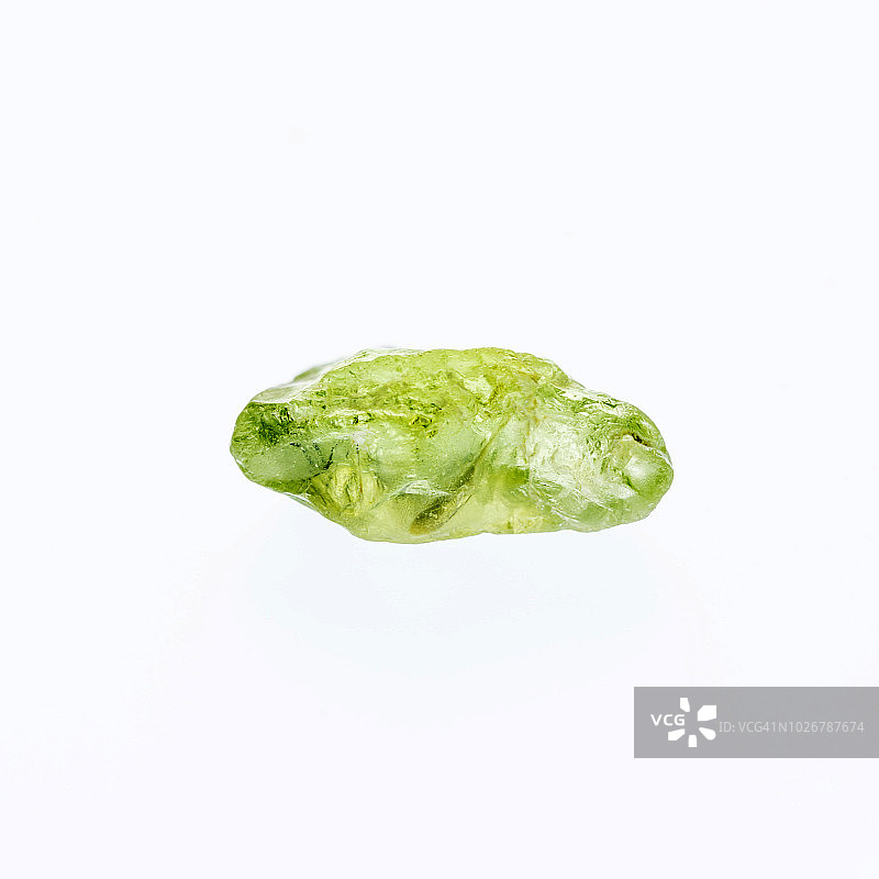 白色背景上的橄榄石图片素材