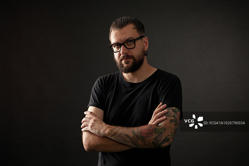 黑色背景下戴眼镜的胡须男士肖像图片素材