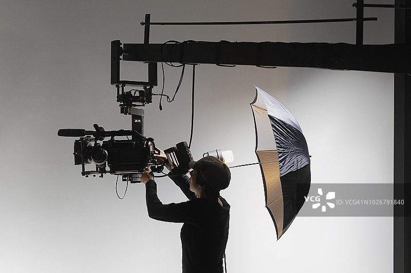 电影拍摄现场的摄像师图片素材