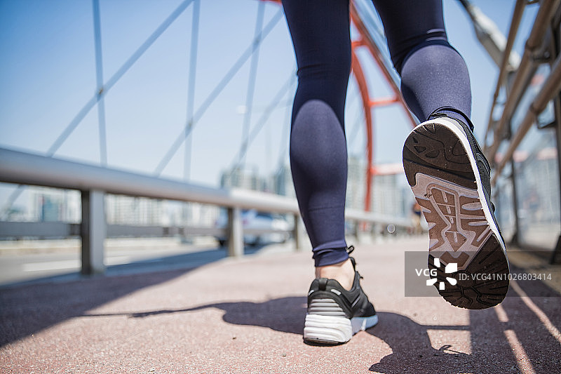 桥上的慢跑鞋图片素材