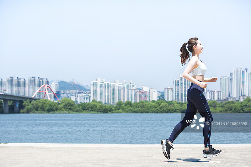 在公园慢跑的女人图片素材