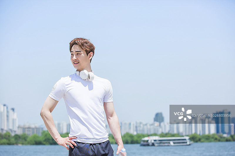 在公园里穿运动装的男人图片素材