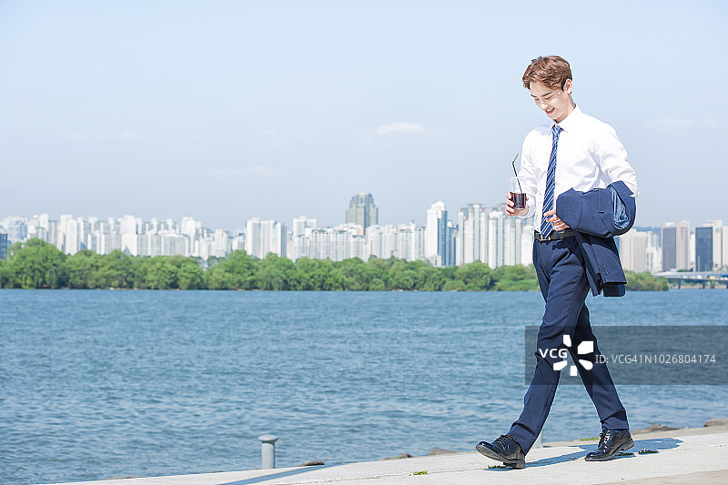 在公园喝咖啡的男职员图片素材