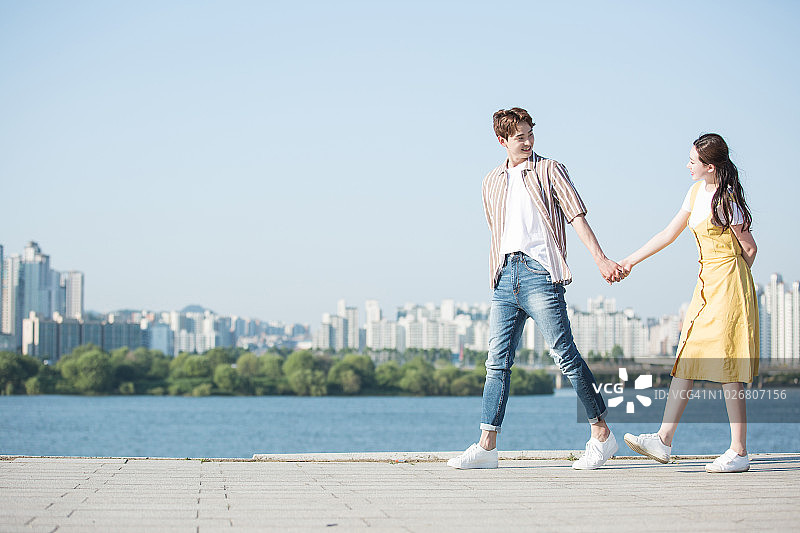 公园里约会的学生情侣图片素材