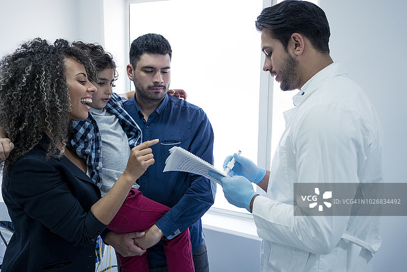 一家人听取医生指示图片素材