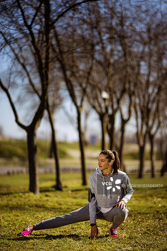 在公园训练的健美女人图片素材