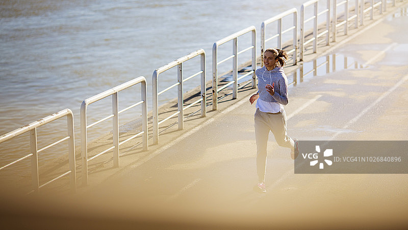 跑步中的漂亮年轻女子图片素材